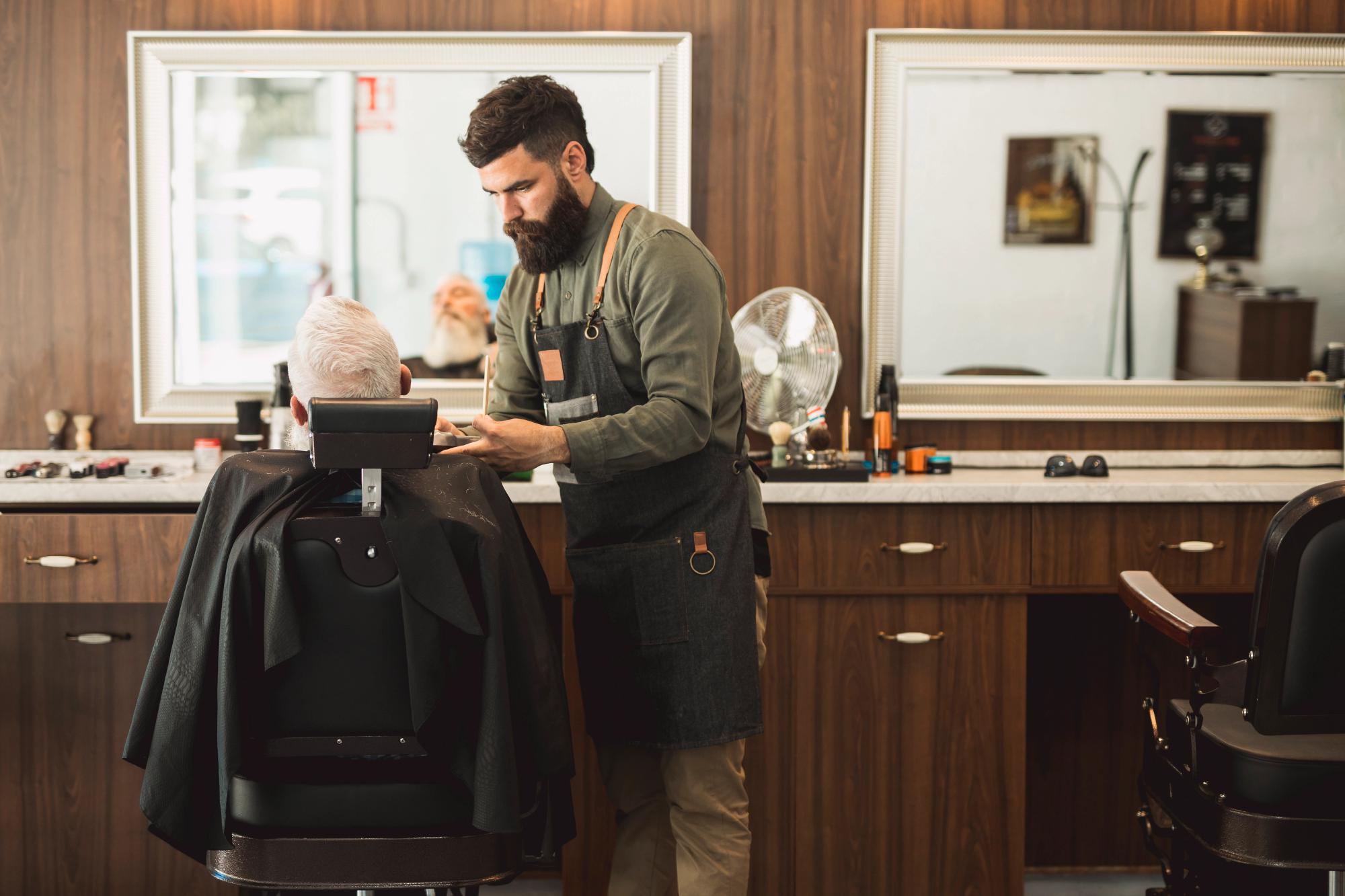 barbero trabajando en el estudio de barberos solo