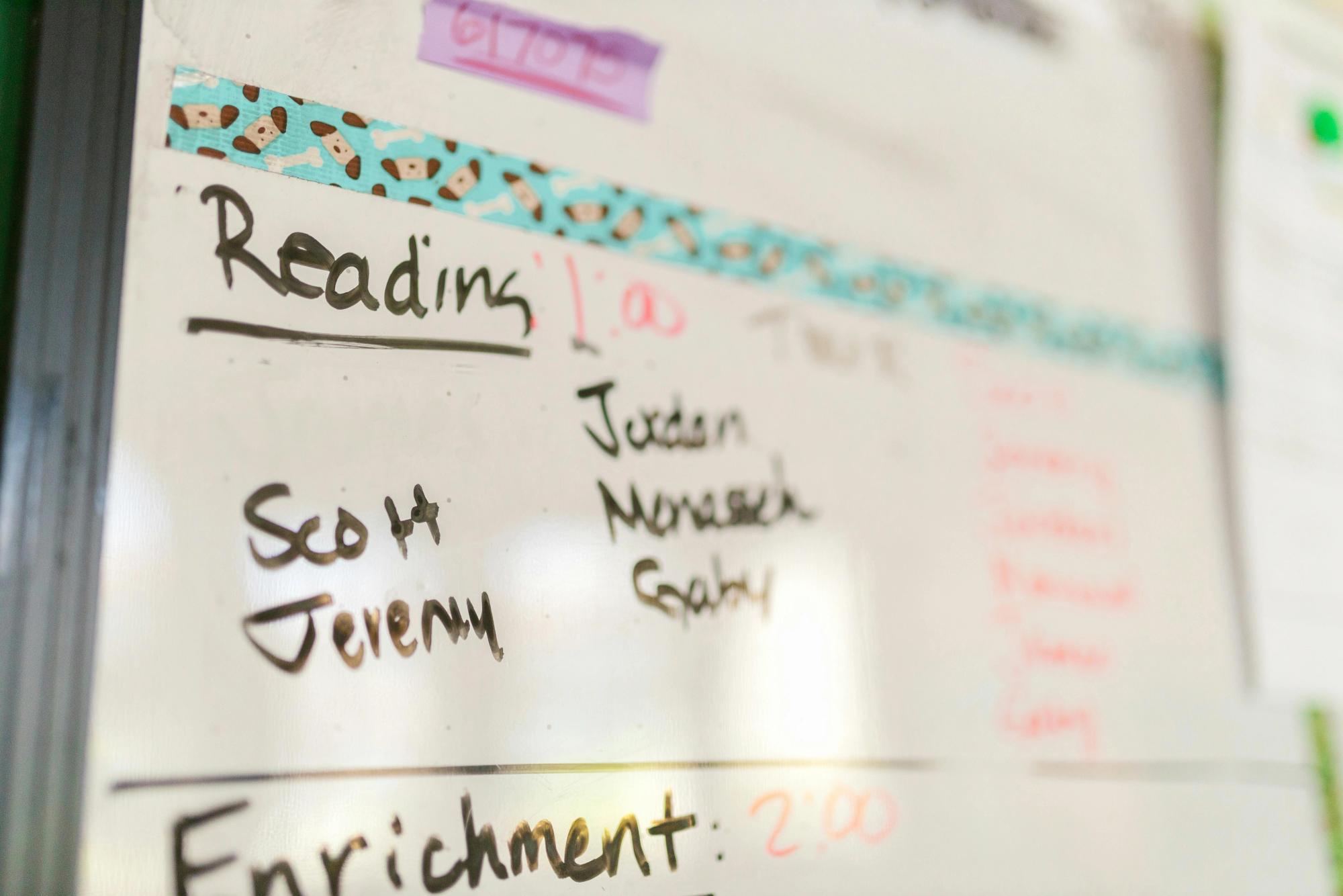 Pizarra magnética para diseñar un horario escolar