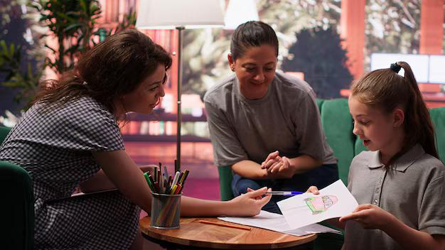 Profesor y familia mirando el acta de reunión