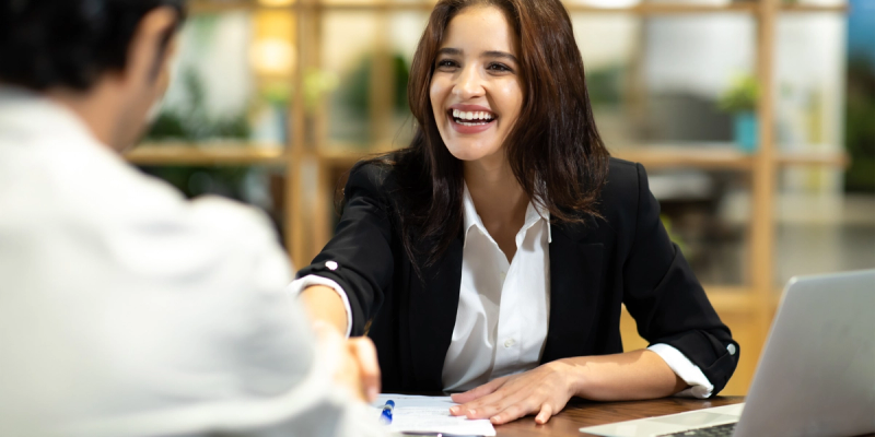 Woman explaining how to write an interview confirmation email 